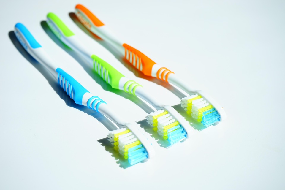 tooth brushes 1194942 960 720